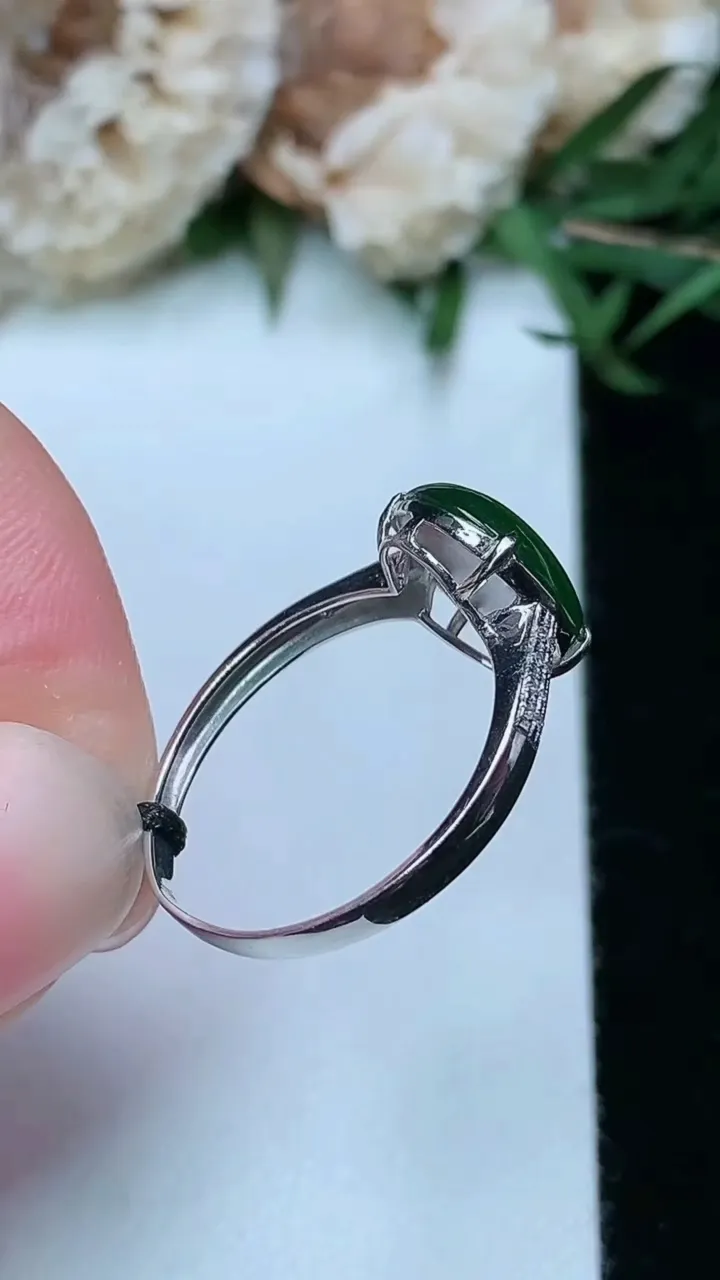 天然A货翡翠蛋面戒指，尺寸16.7-10.7-8.9，重量:1.75g2026年1月23日
工厂直销收藏佳品,种好水足，色泽均匀，有种有色，上手高大气！