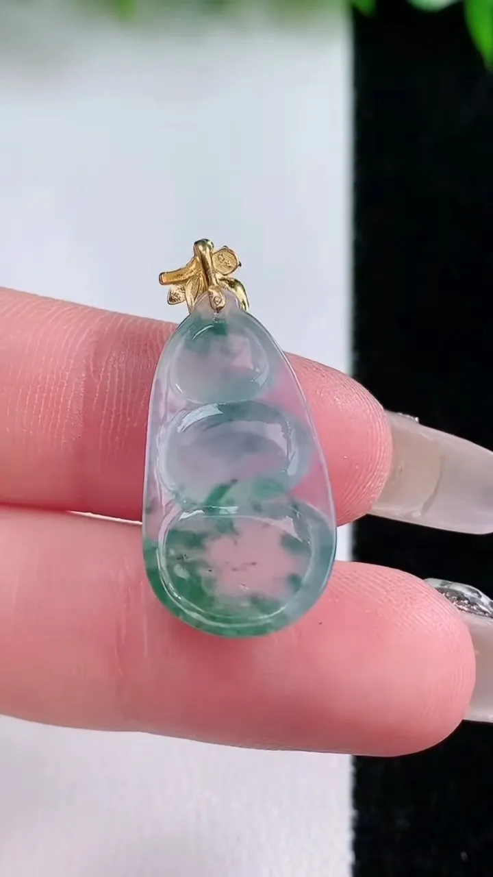 天然A货翡翠种飘花福豆吊坠，尺寸21.7-13-4，重量:2.00g
1月23日