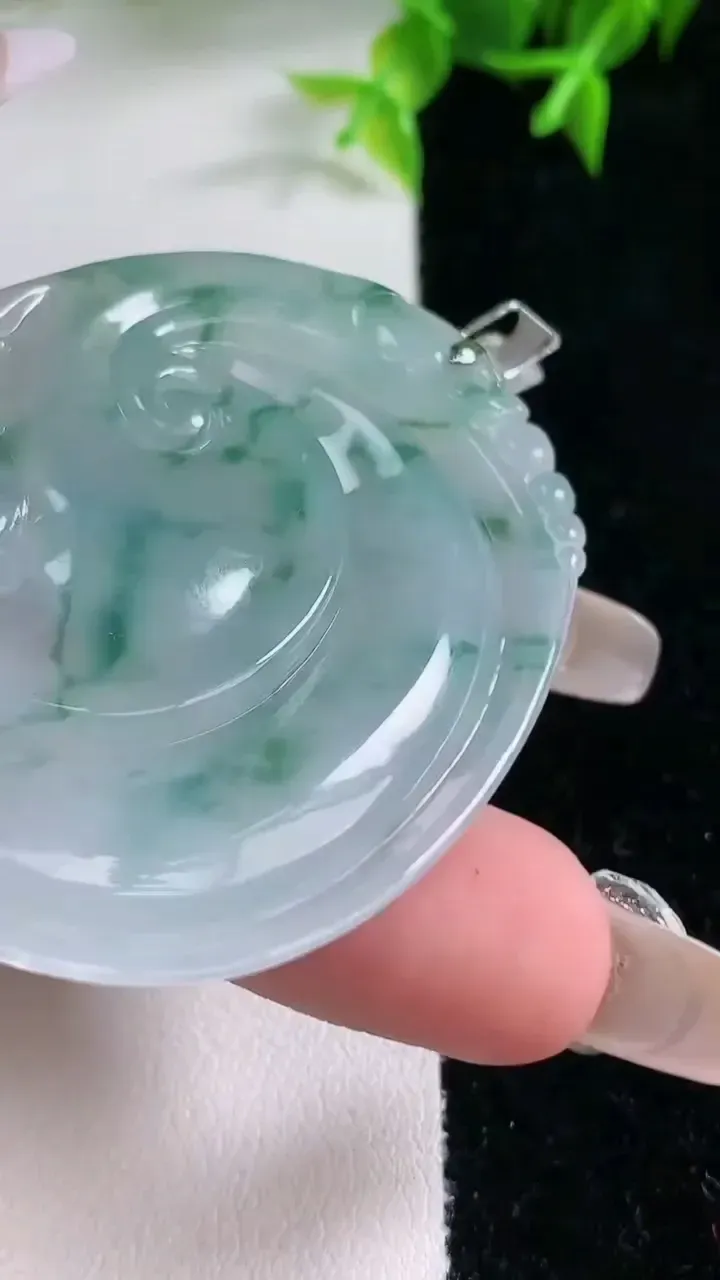 天然A货翡翠种飘花如意吊坠，尺寸53.4-44.2-5.2，重量:24.86g
1月23日