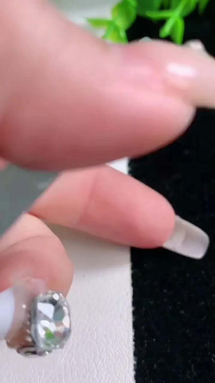 天然A货翡翠麒麟吊坠，尺寸50.8-43-5.4，重量:27.48g
1月23日