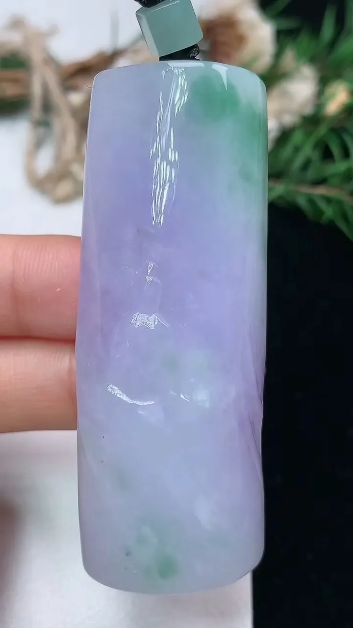 天然A货翡翠春带彩 紫罗兰无相观音吊坠，尺寸61.3-24-12.3，重量:42.12g
1月23日