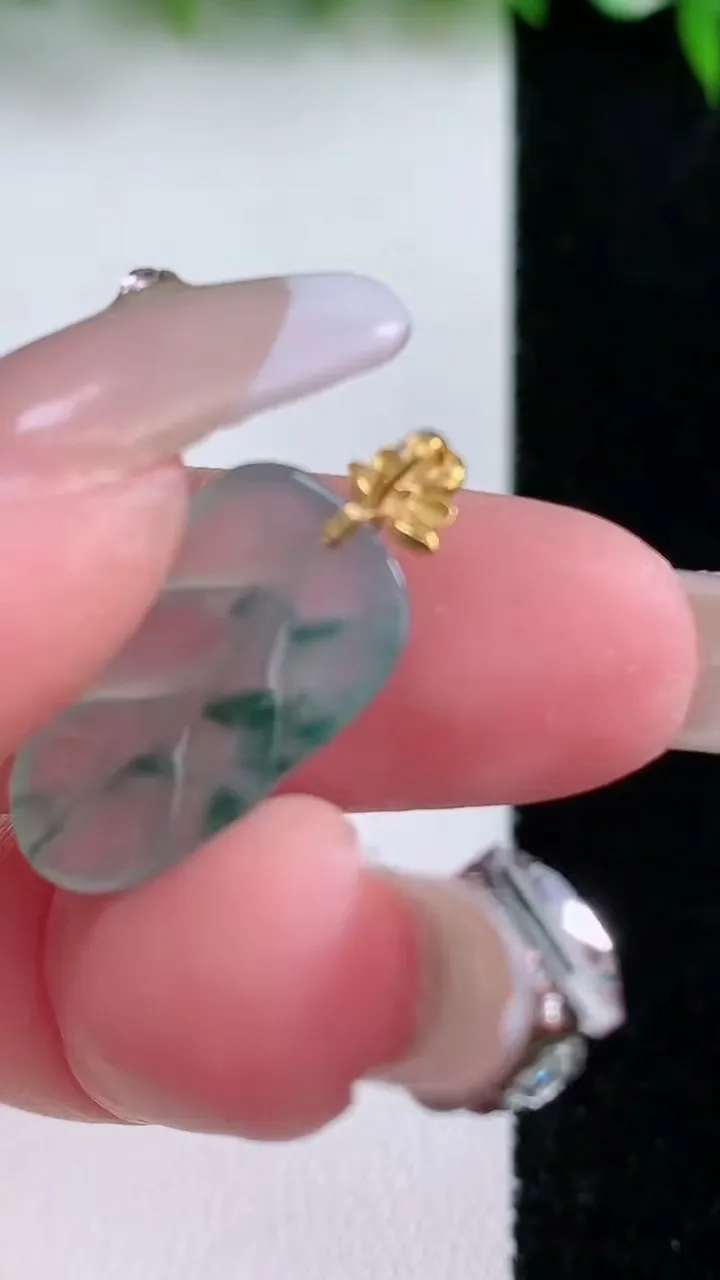 天然A货翡翠种飘花金枝玉叶 叶子吊坠，尺寸19.5-11.5-3.2，重量:1.53g
1月23日