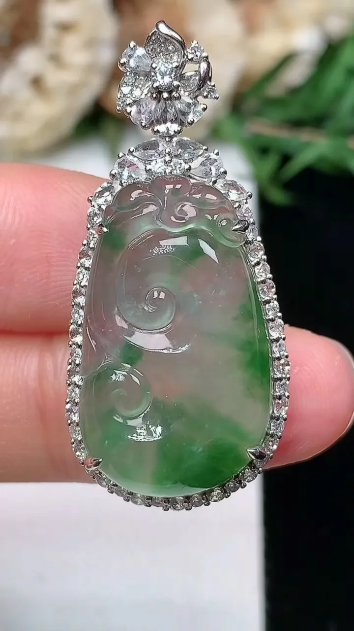 天然A货翡翠如意吊坠，尺寸36.7-17-8，裸石24-14.5，重量:5.39g
1月23日