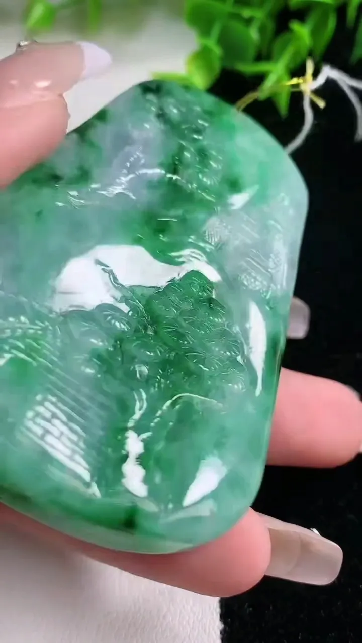 天然A货翡翠山水牌吊坠，尺寸73-45.6-12，重量:88.15g
1月23日