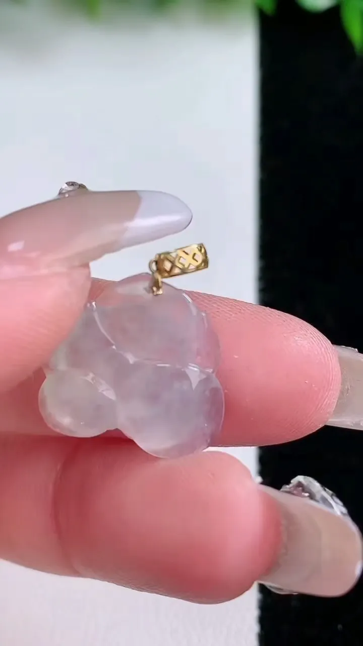 天然A货翡翠种白冰和和美美 荷花吊坠，尺寸15.8-18.9-4.5，重量:1.83g
1月23日