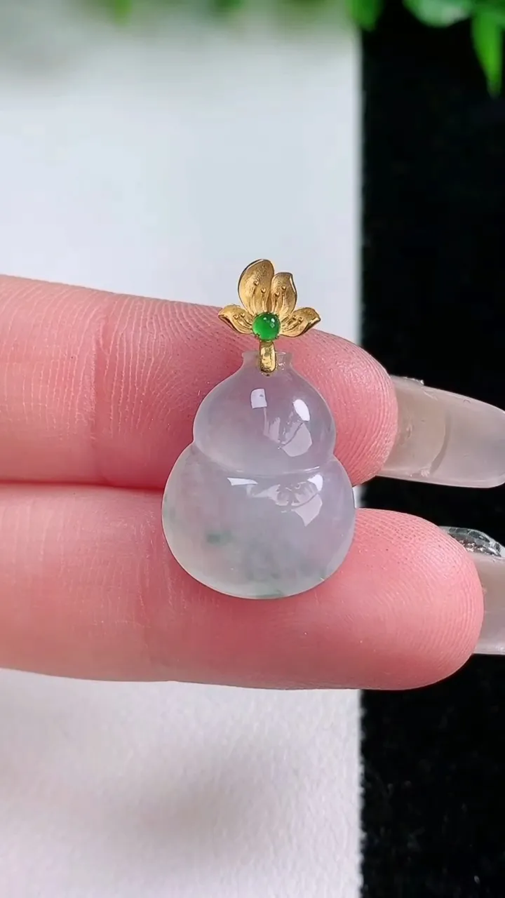 天然A货翡翠种飘花葫芦吊坠，尺寸18.2-13.5-4.8，重量:2.17g
1月23日