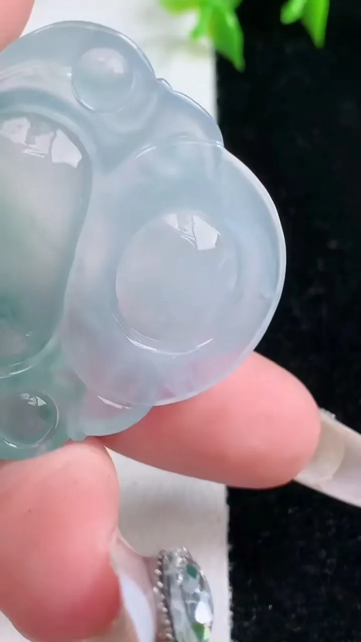 天然A货翡翠种飘花佛公吊坠，尺寸34.8-38.6-7.8，重量:15.69g
1月23日