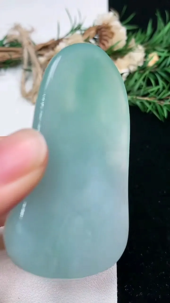 天然A货翡翠素衣观音吊坠，尺寸63.9-40.4-10.5，重量:52.53g
1月23日