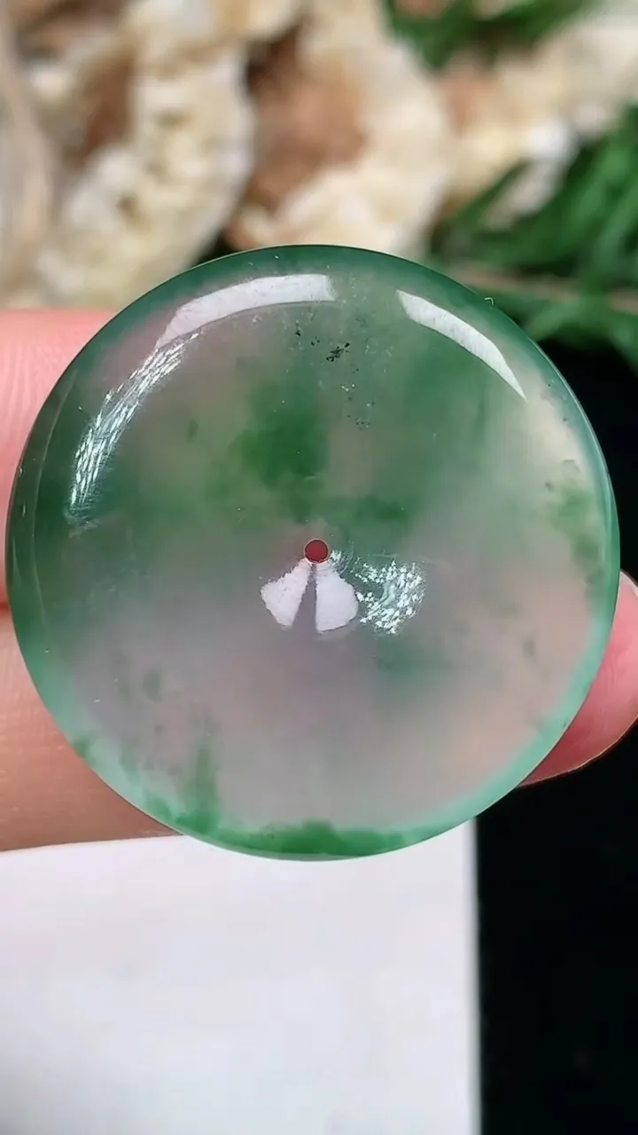 天然A货翡翠平安扣吊坠，尺寸27.2-4.9，重量:7.45g
1月23日