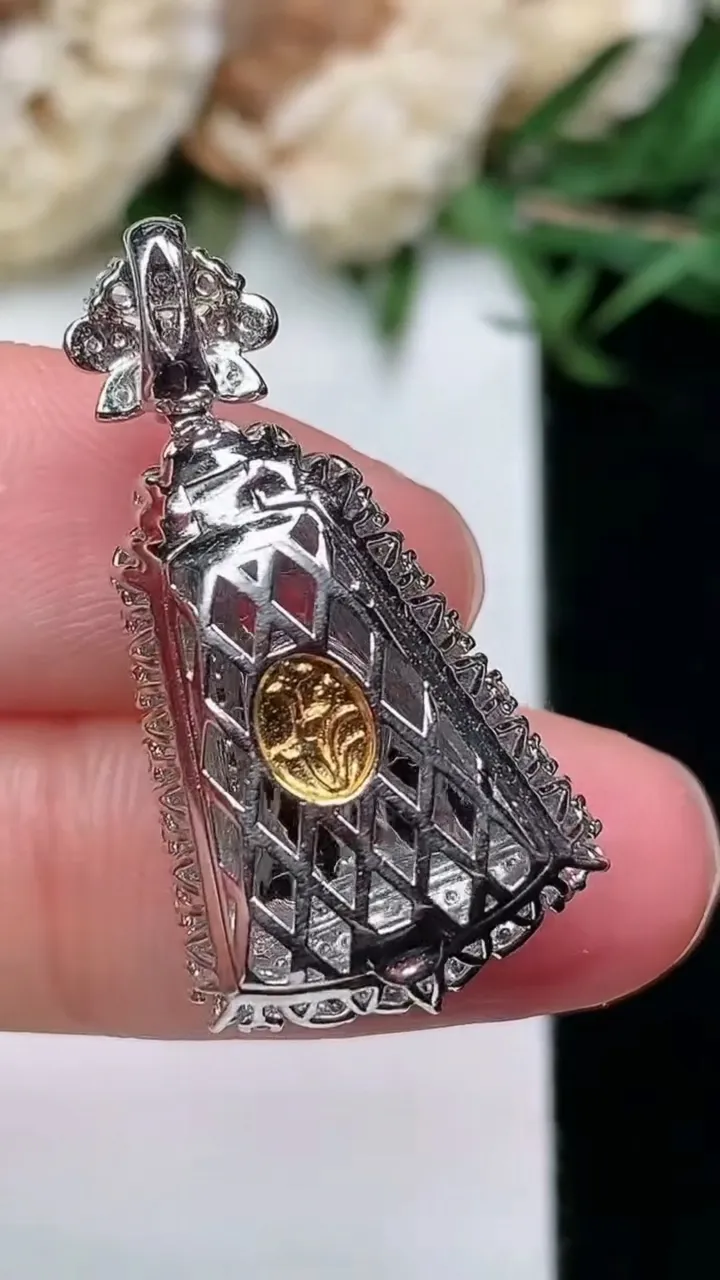 天然A货翡翠无事牌吊坠，尺寸29.7-15.6-8.6裸石14.6-10.5，重量:4.41g
1月23日