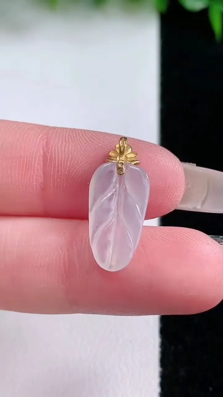 天然A货翡翠种白冰金枝玉叶 叶子吊坠，尺寸16.4-9-2，重量:0.77g
1月23日