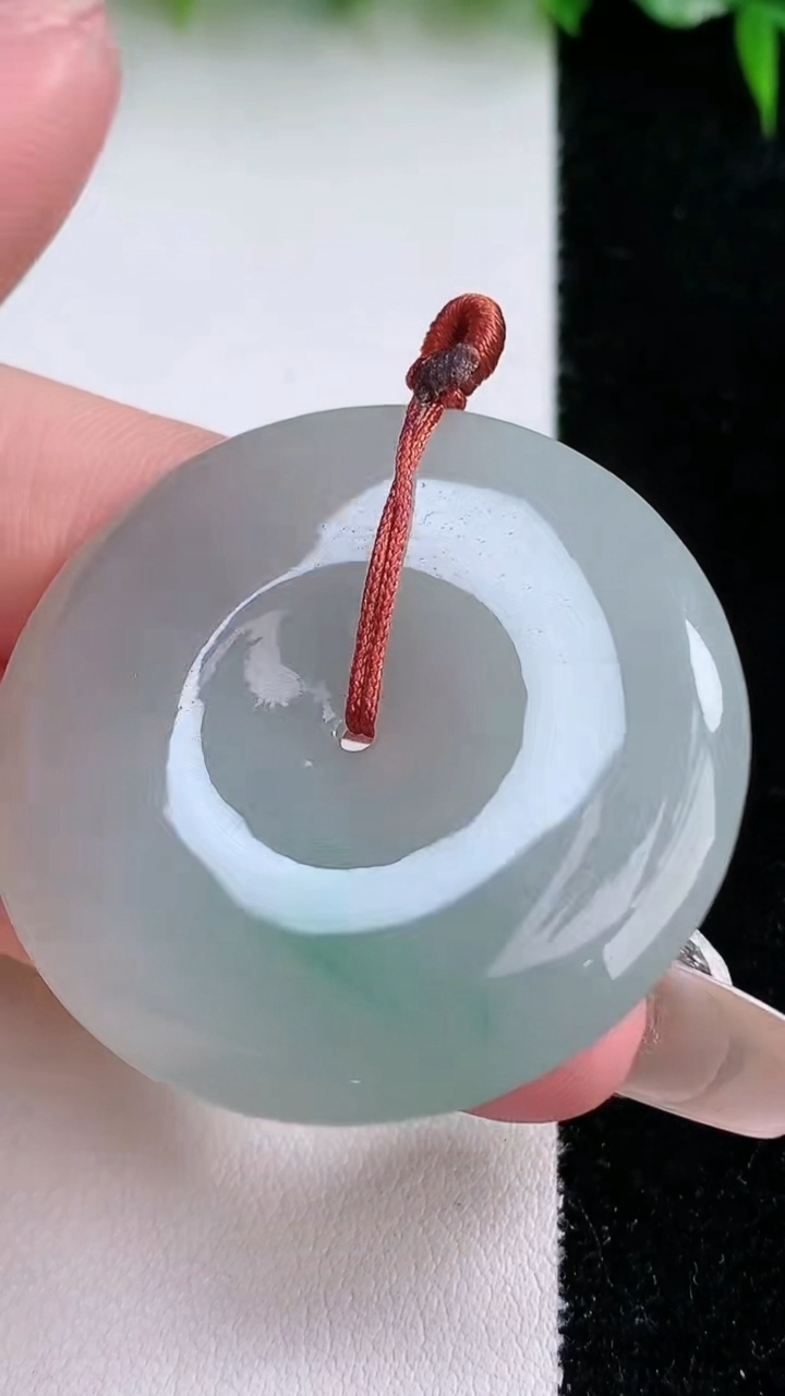 天然A货翡翠平安扣吊坠，尺寸40-5.7，重量:19.59g
1月23日