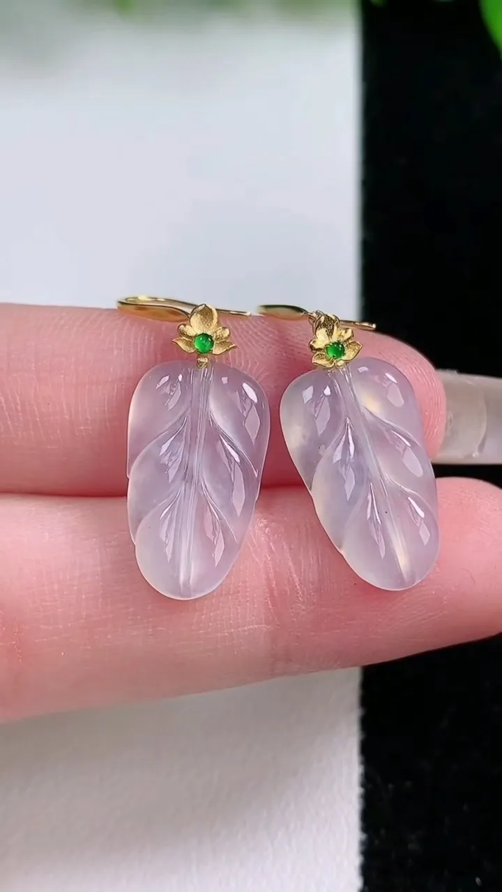 天然A货翡翠种白冰金枝玉叶 叶子耳坠尺寸17.3-10.4-2，重量:2.28g
1月24日
