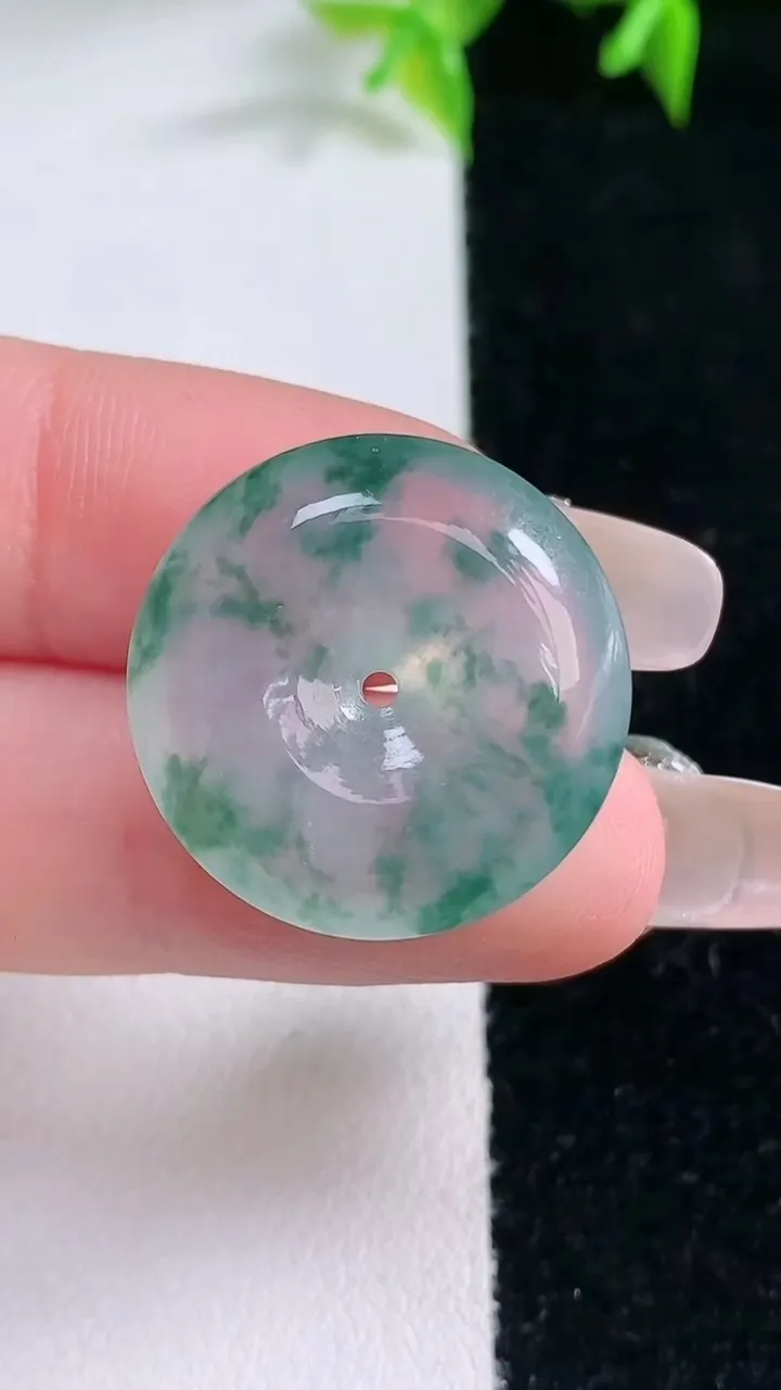 天然A货翡翠种飘花平安扣吊坠，尺寸22-6.6，重量:6.36g
1月23日