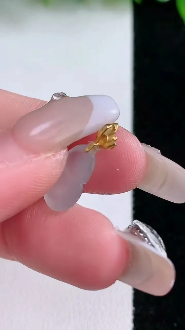 天然A货翡翠种飘花葫芦吊坠，尺寸13.3-10-4，重量:0.87g
1月23日