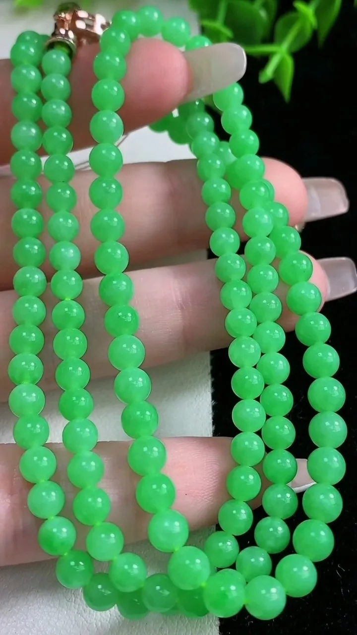 天然A货翡翠圆珠项链，尺寸4.9-127颗，重量:24.42g1月23日
工厂直销收藏佳品,种好水足，色泽均匀，有种有色，上手高大气！