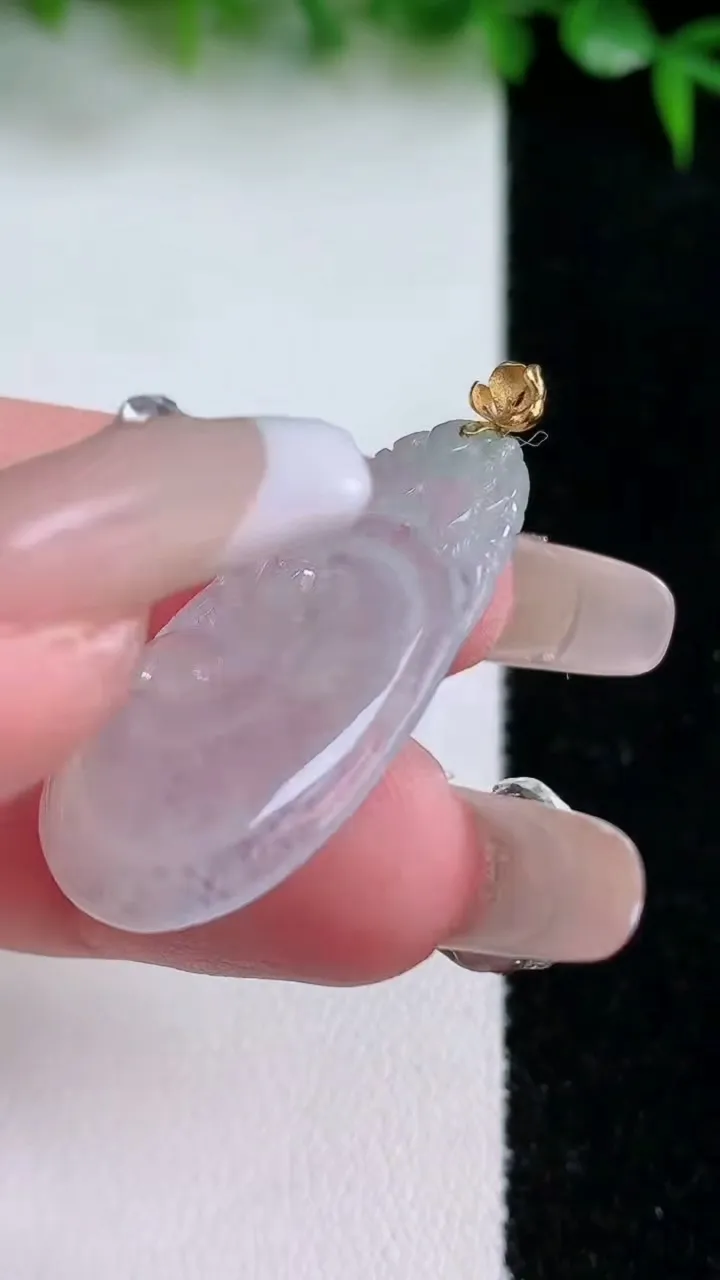 天然A货翡翠如意吊坠，尺寸32-17.5-3，重量:3.55g
1月23日