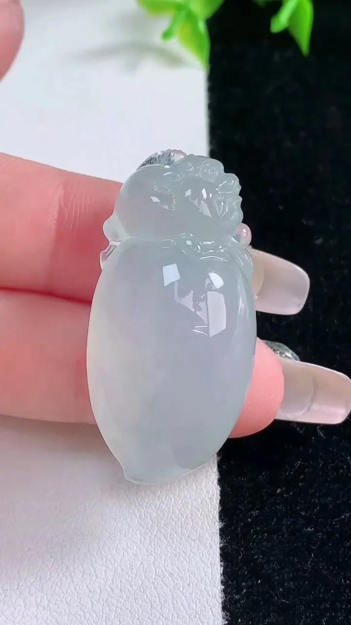 天然A货翡翠寿桃吊坠，尺寸37.8-18.8-12，重量:14.72g
1月23日