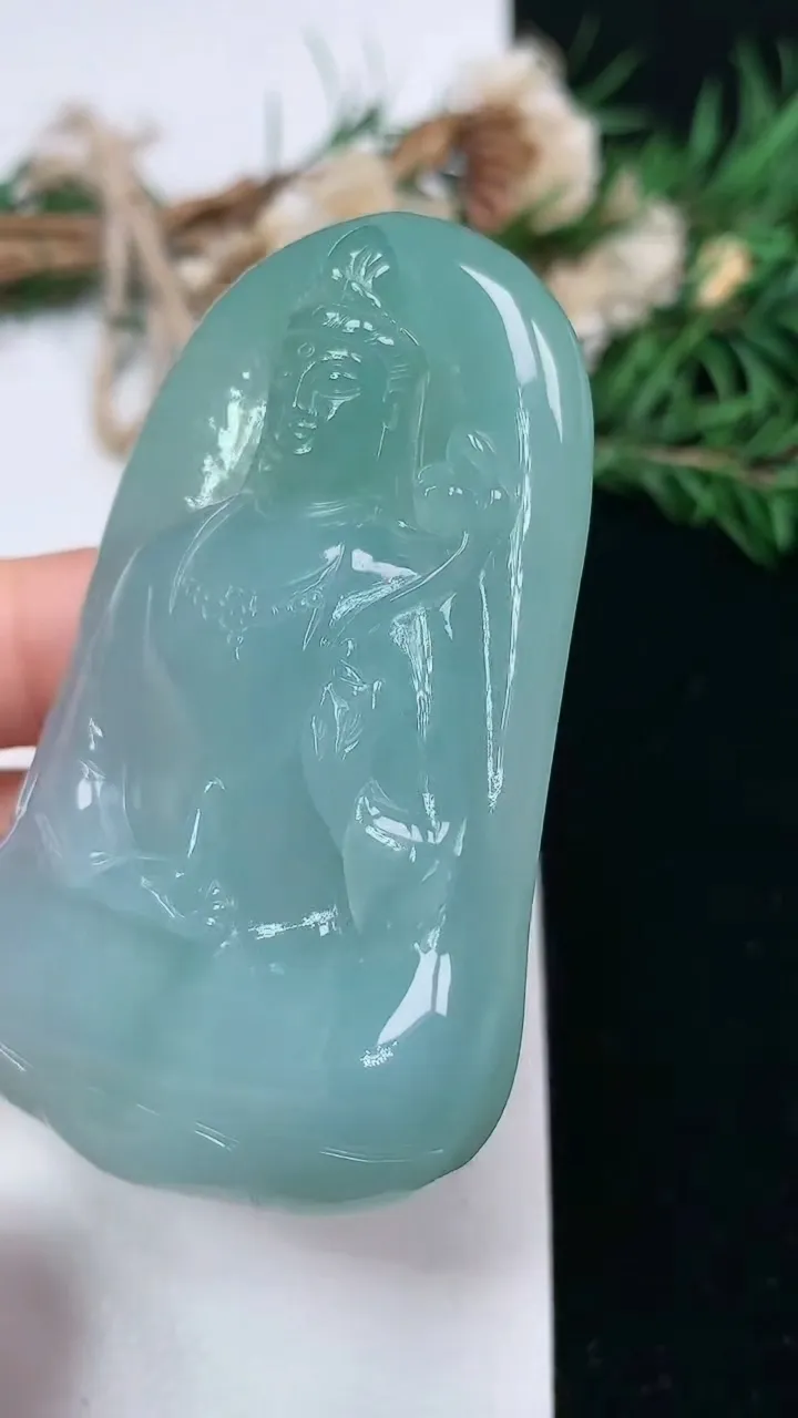 天然A货翡翠素衣观音吊坠，尺寸63.9-40.4-10.5，重量:52.53g
1月23日