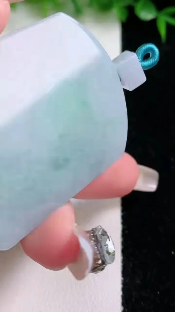 天然A货翡翠无事牌吊坠，尺寸52.6-39.8-5.5，重量:36.52g
1月23日