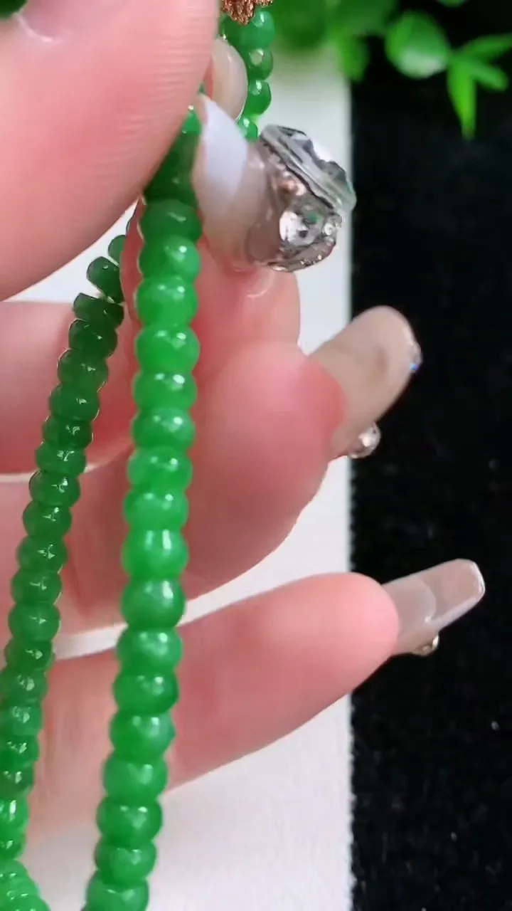 天然A货翡翠算盘珠手串，尺寸4.3-2.8-63颗，重量:7.31g1月23日
工厂直销收藏佳品,种好水足，色泽均匀，有种有色，上手高大气！
