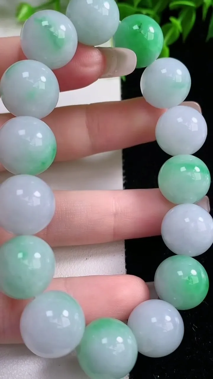 天然A货翡翠圆珠手串，尺寸13.3-15颗，重量:62.49g1月23日
工厂直销收藏佳品,种好水足，色泽均匀，有种有色，上手高大气！