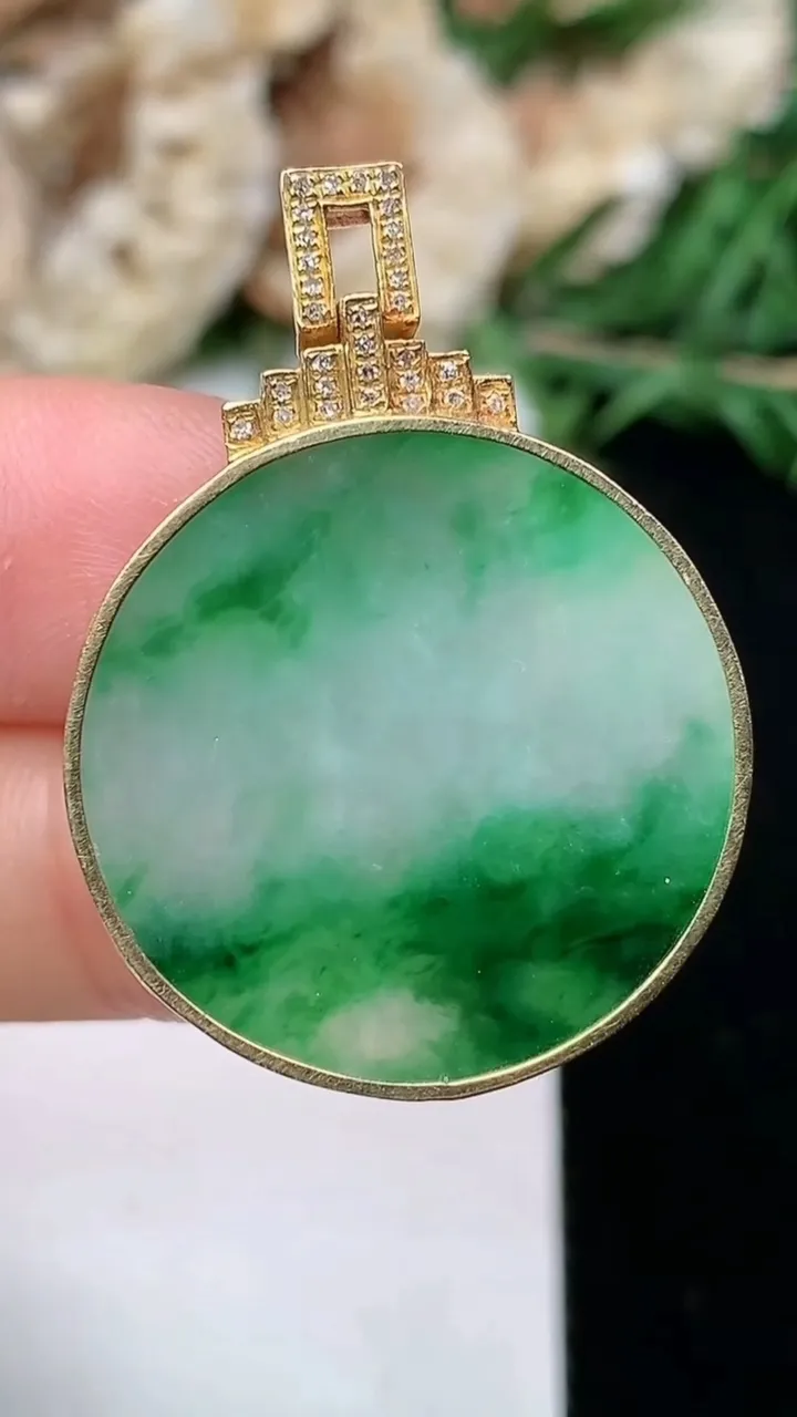 天然A货翡翠无事牌吊坠，尺寸24-4.5，重量:7.42g
1月23日