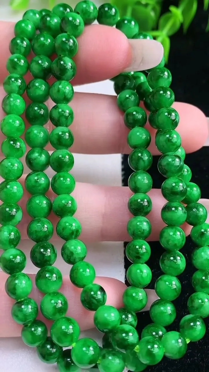 天然A货翡翠圆珠项链，尺寸5.4-104颗，重量:34.13g1月23日
工厂直销收藏佳品,种好水足，色泽均匀，有种有色，上手高大气！