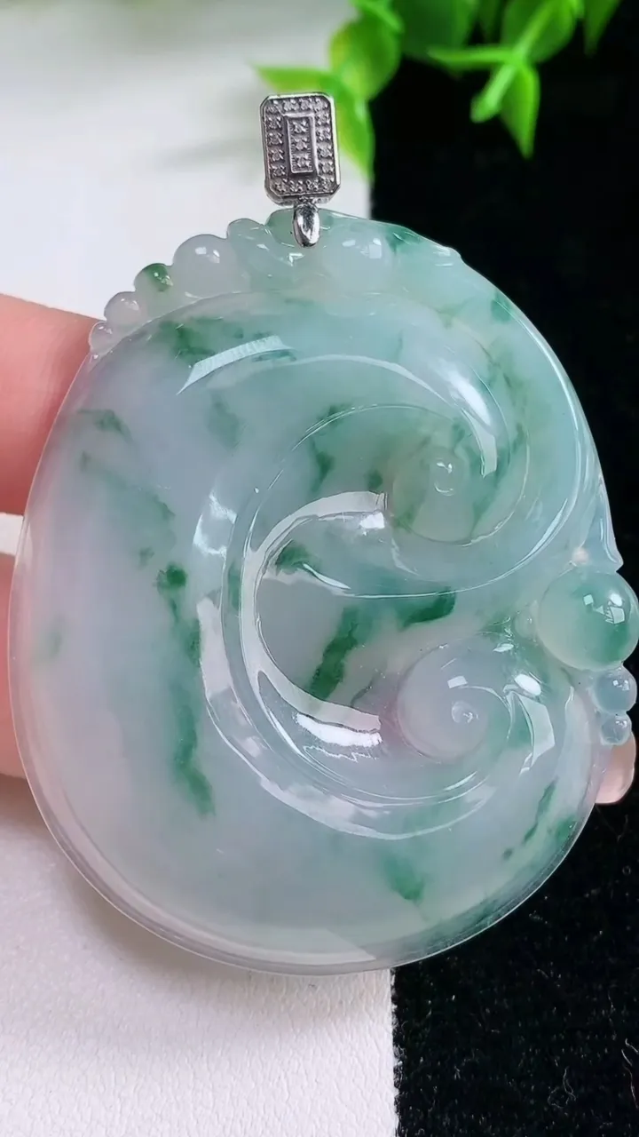 天然A货翡翠种飘花如意吊坠，尺寸53.4-44.2-5.2，重量:24.86g
1月23日