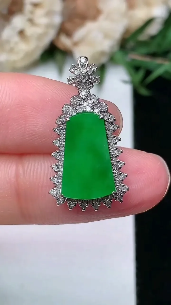 天然A货翡翠无事牌吊坠，尺寸24.5-12.9-7.7，裸石13-8，重量:2.64g
1月23日