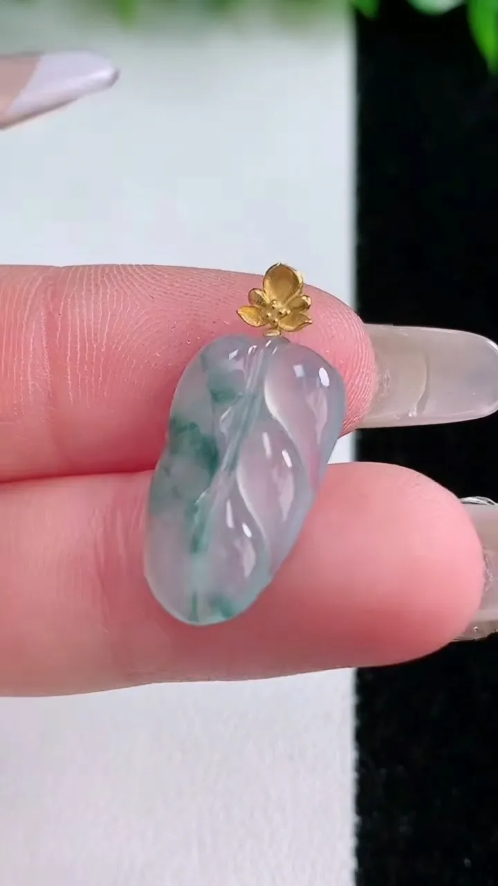 天然A货翡翠种飘花金枝玉叶 叶子吊坠，尺寸19.5-11.5-3.2，重量:1.53g
1月23日