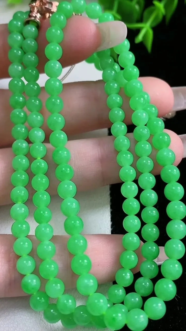 天然A货翡翠圆珠项链，尺寸4.9-127颗，重量:24.42g1月23日
工厂直销收藏佳品,种好水足，色泽均匀，有种有色，上手高大气！