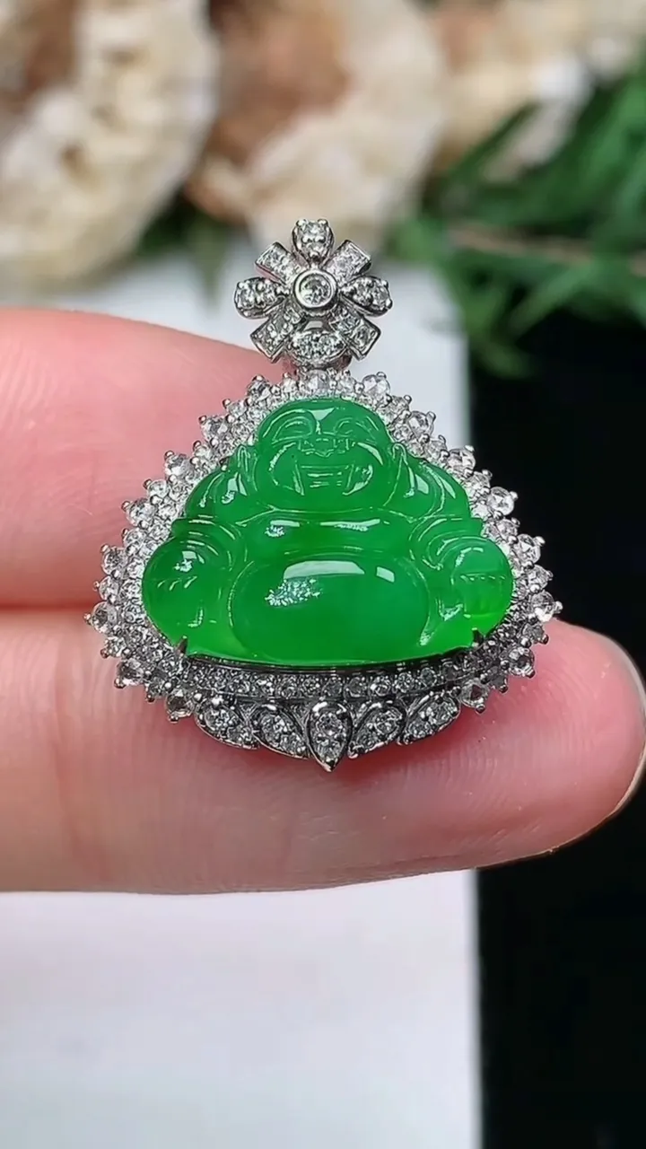 天然A货翡翠佛公吊坠，尺寸23-19.5-10.3，裸石10.8-14.7，重量:3.71g
1月2