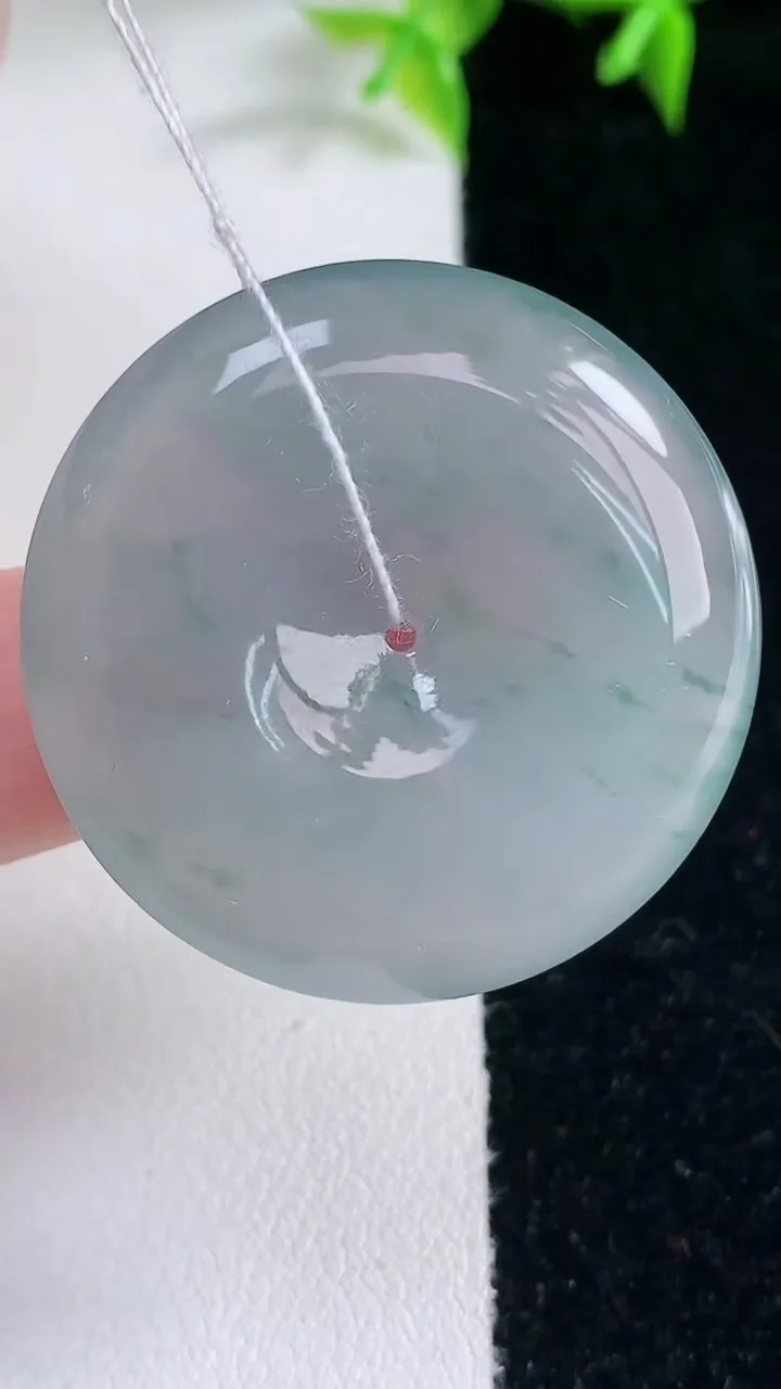 天然A货翡翠冰种飘花平安扣吊坠，尺寸33.4-6.8，重量:16.07g
1月23日