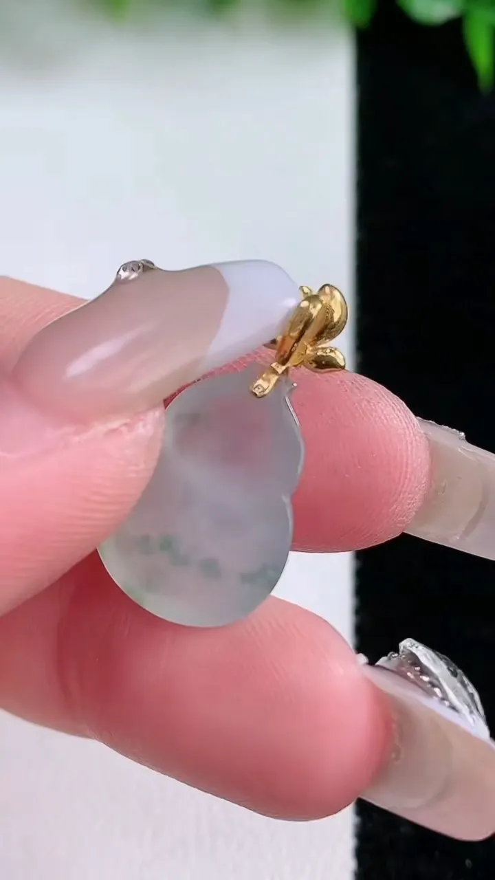 天然A货翡翠种飘花葫芦吊坠，尺寸18.2-13.5-4.8，重量:2.17g
1月23日