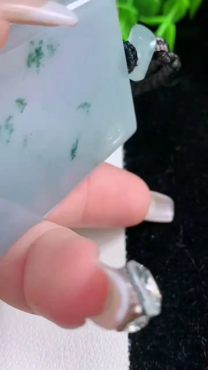 天然A货翡翠种飘花仿古无事牌吊坠，尺寸64-36.7-5.8，重量:47.98g
1月23日