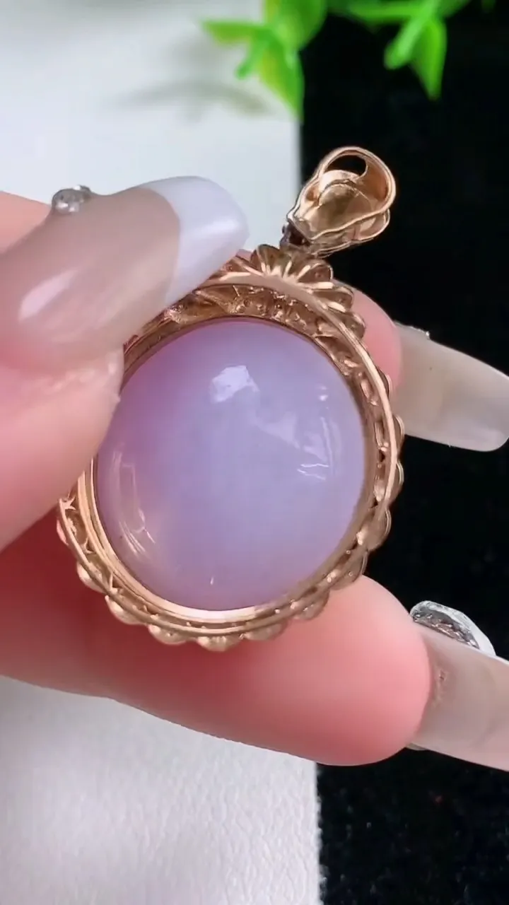 天然A货翡翠18K金紫罗兰蛋面吊坠，尺寸34.7-22.5-12.2，裸石20-18重量:9.42g
1月23日