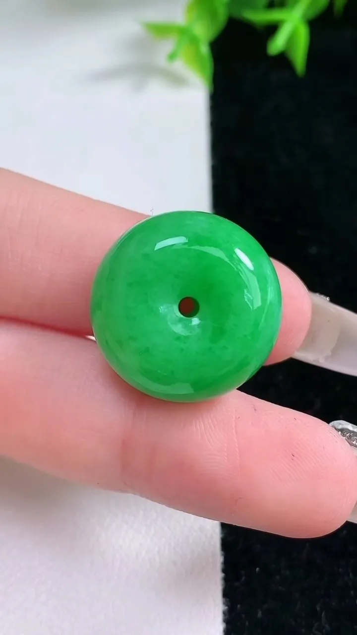 天然A货翡翠路路通吊坠，尺寸19.8-11.5，重量:9.64g
1月23日