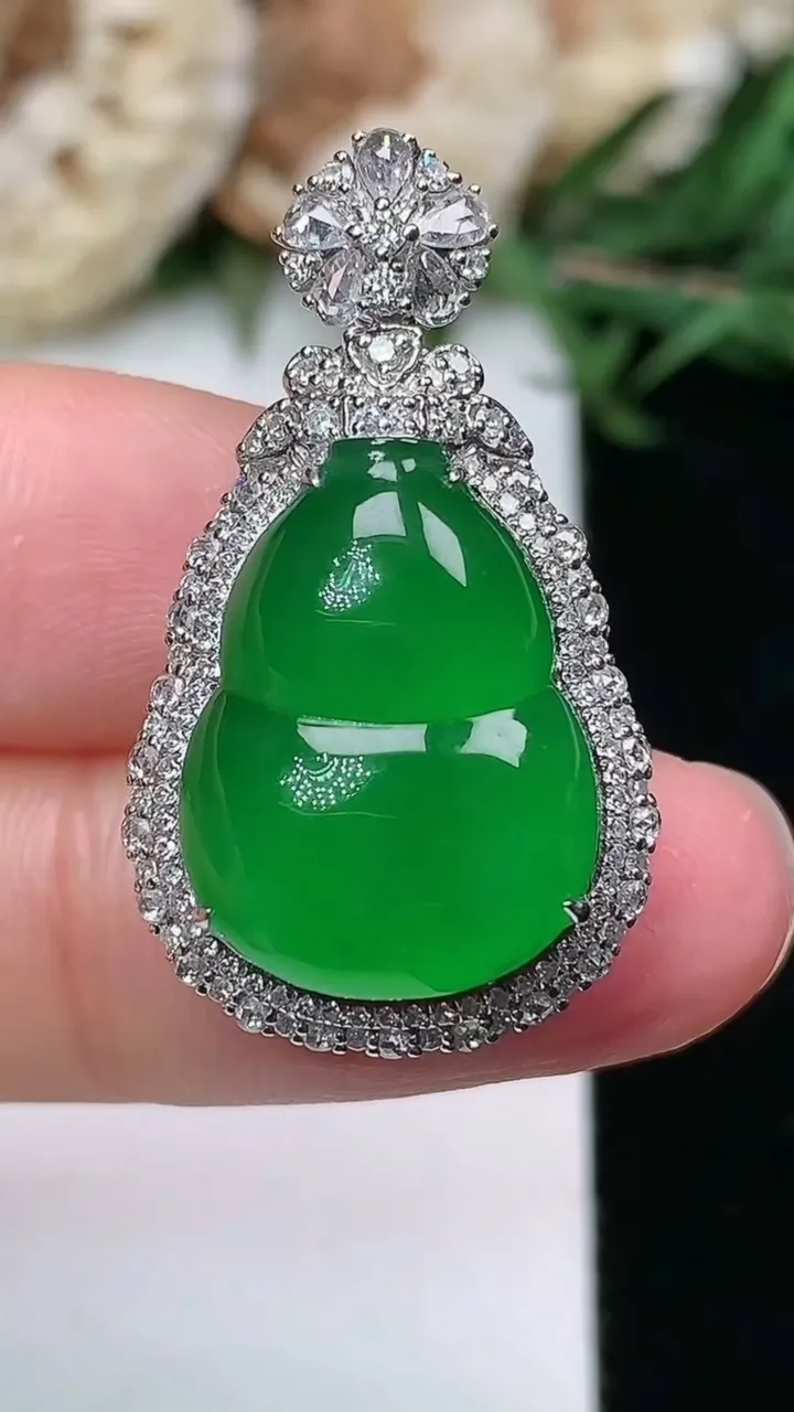 天然A货翡翠葫芦吊坠，尺寸30-17.4-12，裸石17.3-13，重量:5.99g
1月23日