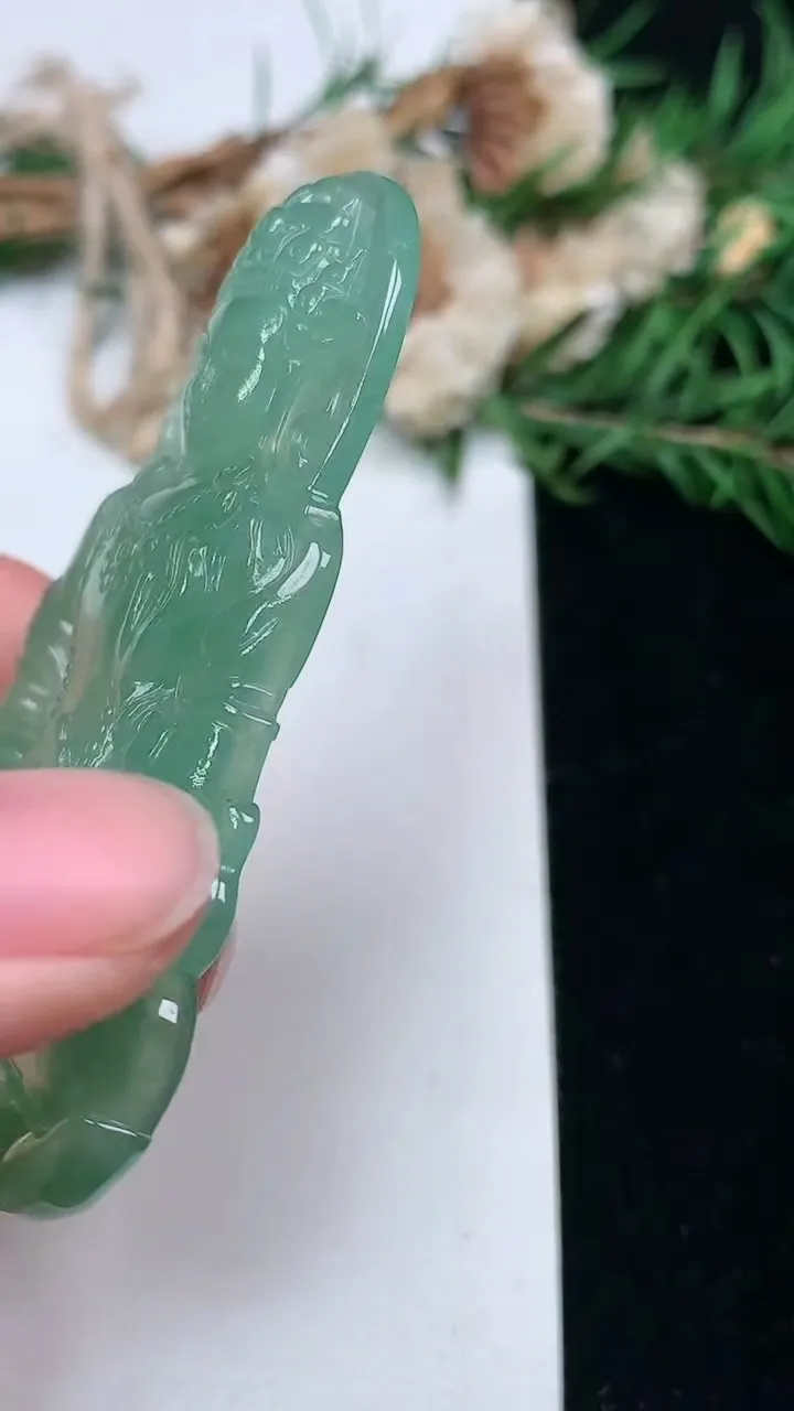 天然A货翡翠度母吊坠，尺寸65.2-40.2-5.9，重量:25.43g
1月23日