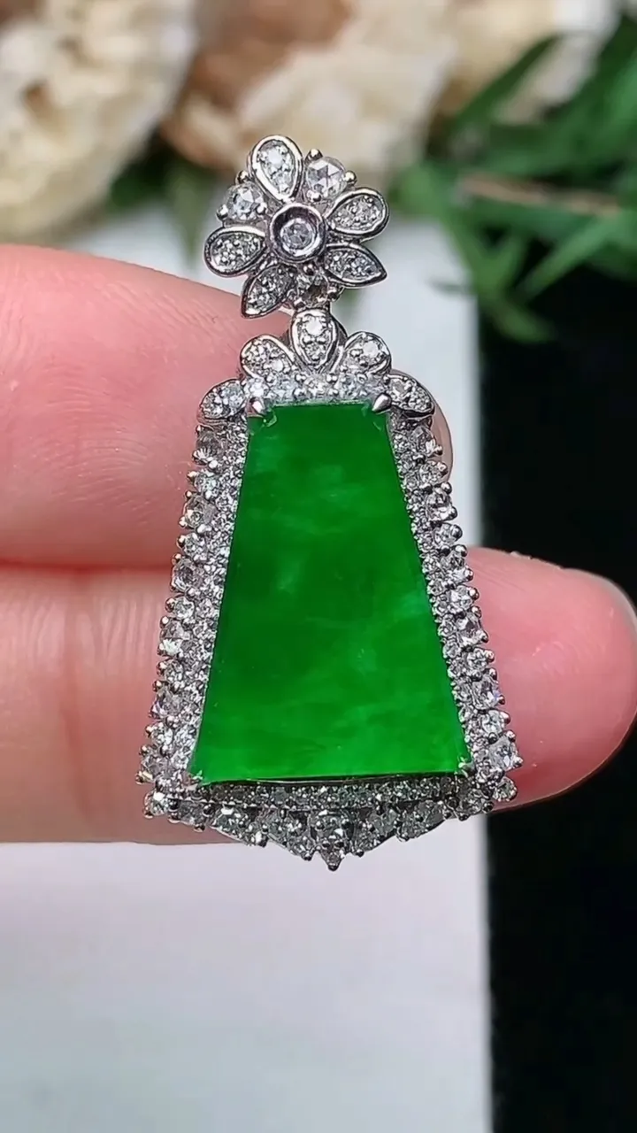 天然A货翡翠无事牌吊坠，尺寸29.7-15.6-8.6裸石14.6-10.5，重量:4.41g
1月