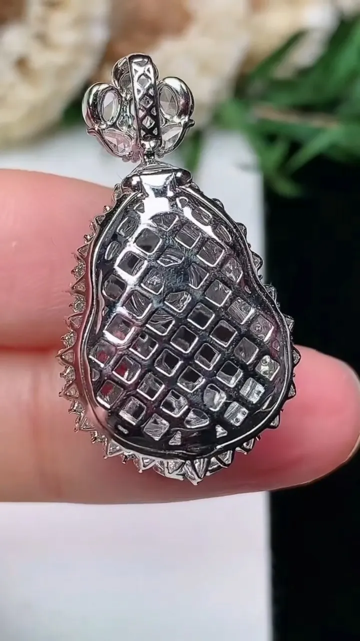 天然A货翡翠葫芦吊坠，尺寸31-17-11.2，裸石16.9-12.7，重量:4.95g
1月23日