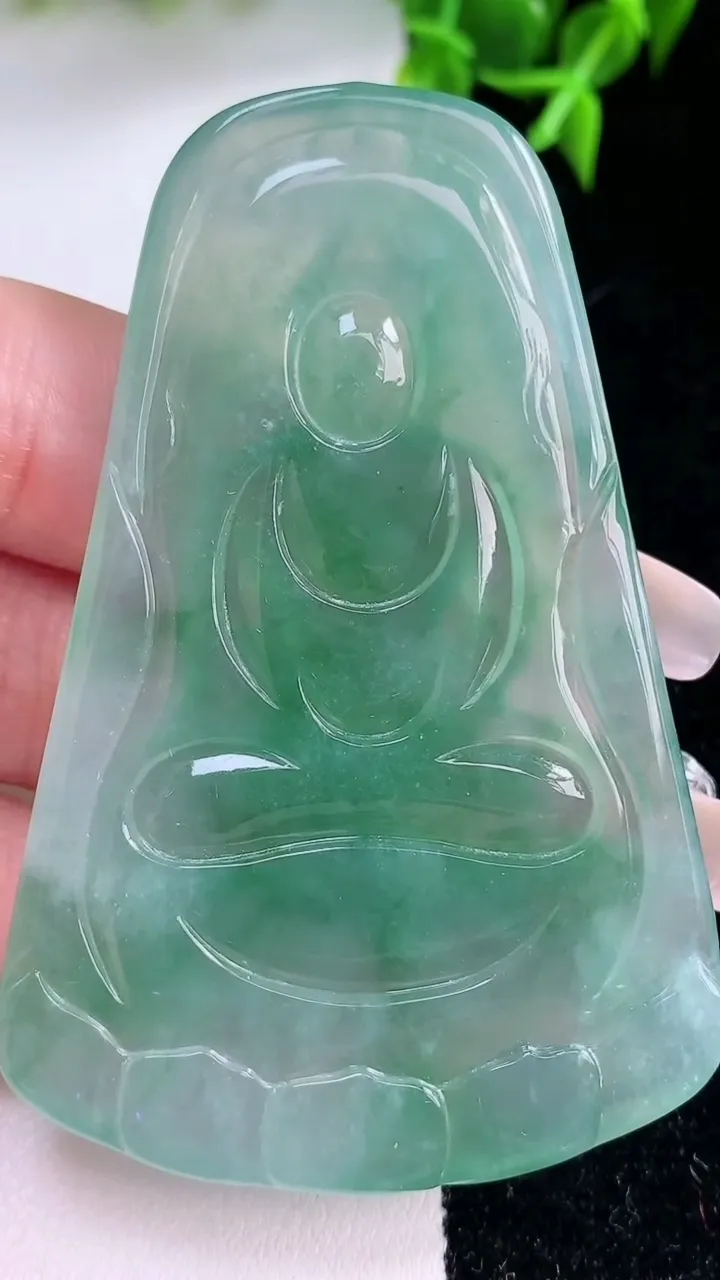 天然A货翡翠大日如来吊坠，尺寸66-42.4-5.8，重量:33.34g
1月23日
