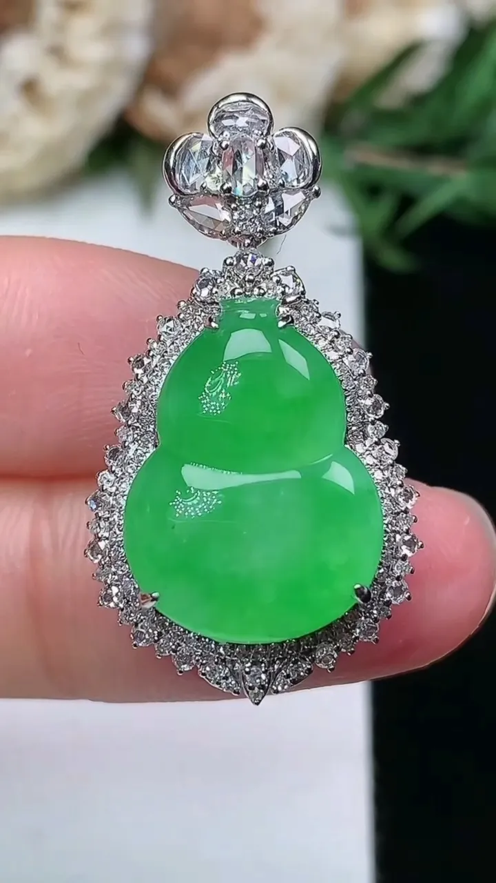 天然A货翡翠葫芦吊坠，尺寸31-17-11.2，裸石16.9-12.7，重量:4.95g
1月23日