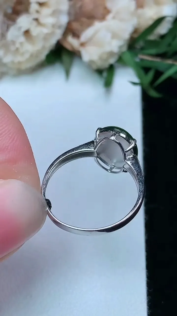 天然A货翡翠蛋面戒指，尺寸16.7-10.7-8.9，重量:1.75g2026年1月23日
工厂直销收藏佳品,种好水足，色泽均匀，有种有色，上手高大气！