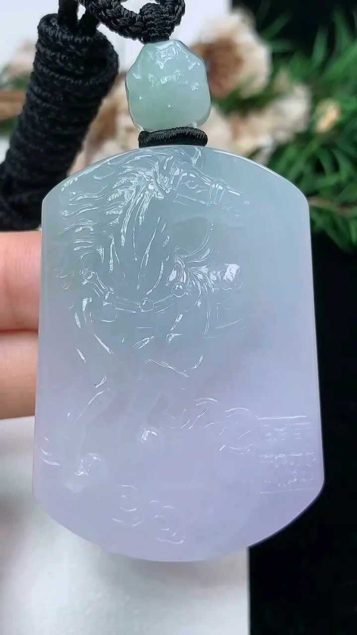 天然A货翡翠春带彩 紫罗兰生肖马牌吊坠，尺寸51.9-37.4-10.8，重量:51.77g
1月2