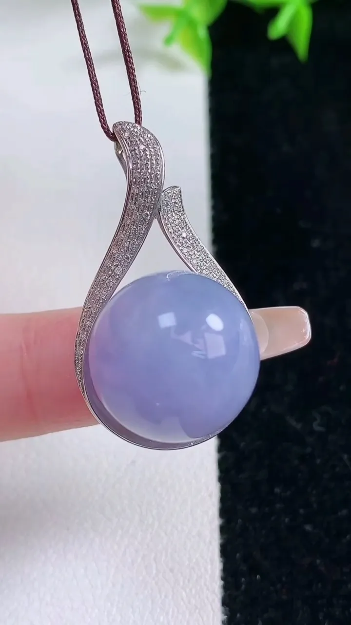 天然A货翡翠18K金紫罗兰圆珠吊坠，尺寸32.5-18.3-16.5，裸石16重量:9.32g1月23日
工厂直销收藏佳品,种好水足，色泽均匀，有种有色，上手高大气！