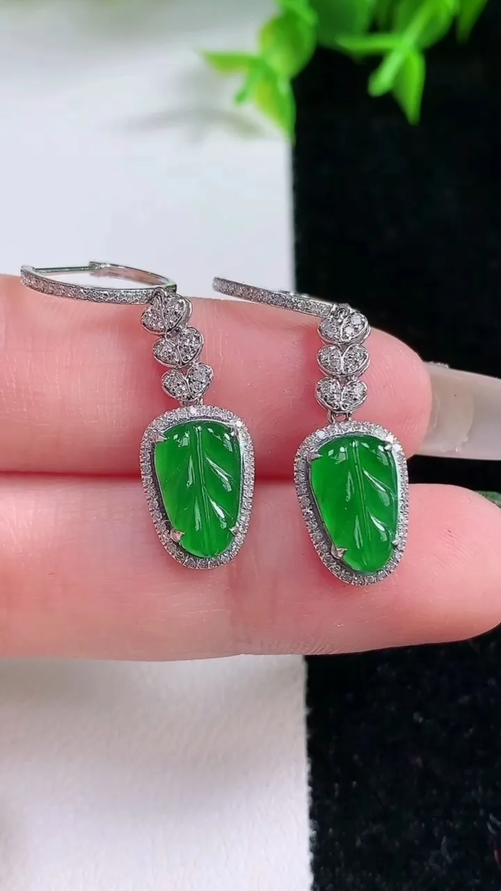 天然A货翡翠金枝玉叶 叶子吊坠，尺寸10-6.3-4，重量:2.67g
1月23日