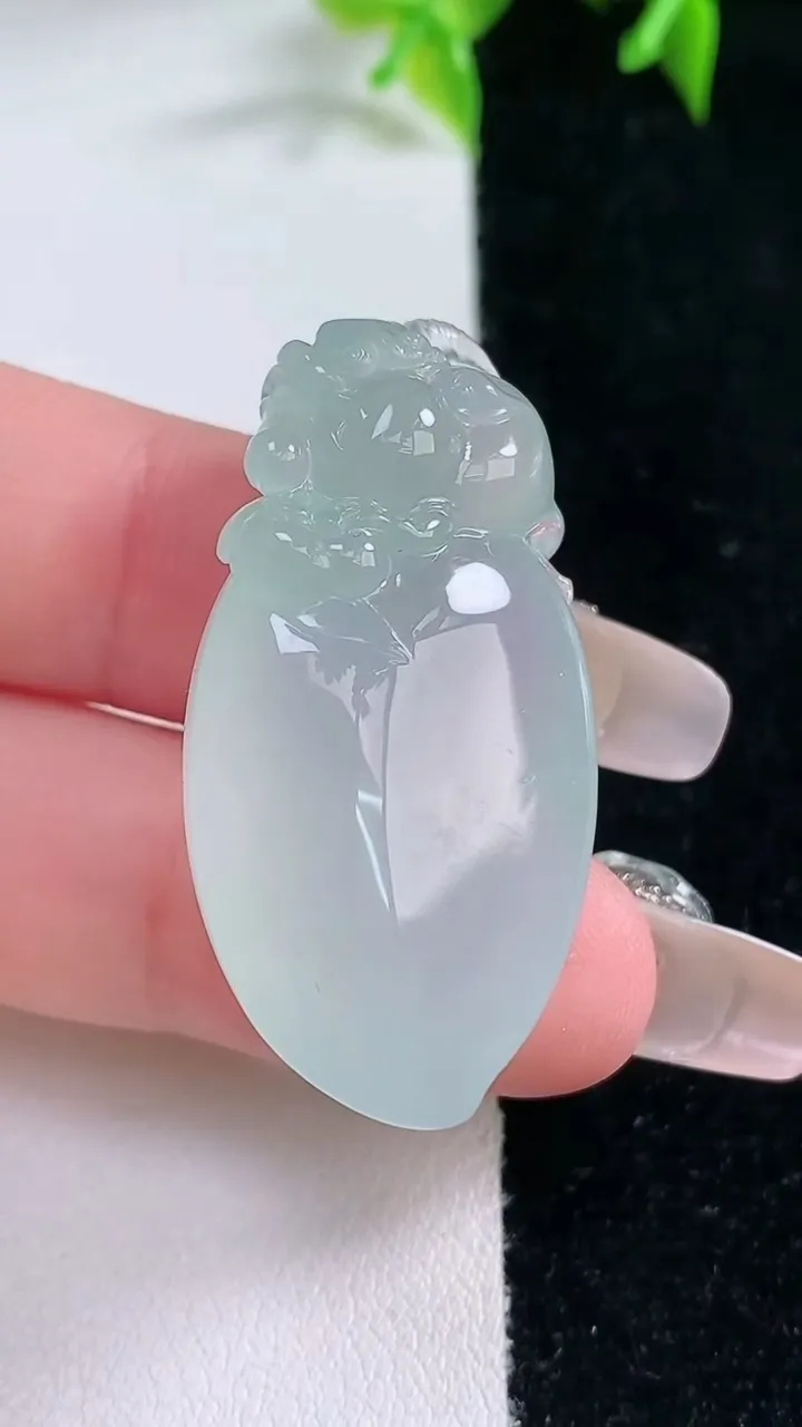 天然A货翡翠寿桃吊坠，尺寸37.8-18.8-12，重量:14.72g
1月23日