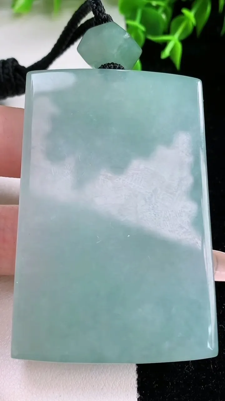 天然A货翡翠无事牌吊坠，尺寸62.4-40.5-8.4，重量:78.51g
1月23日